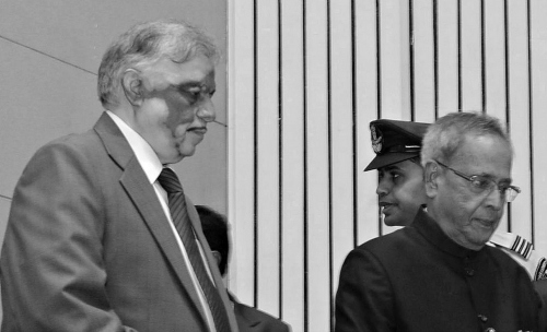 Chief Justice of India P. Sathasivam (left) with the President of India, Pranab Mukherjee. Image is from the Press Information Bureau.